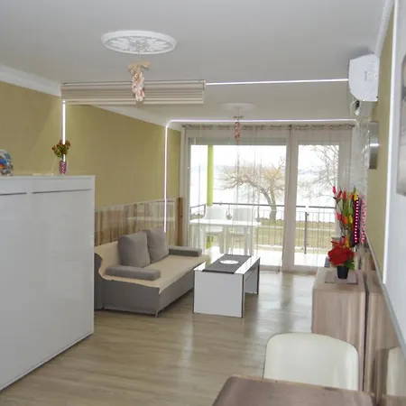Διαμέρισμα Ezuestpart Granada 2 Koezvetlen Vizparti Apartman