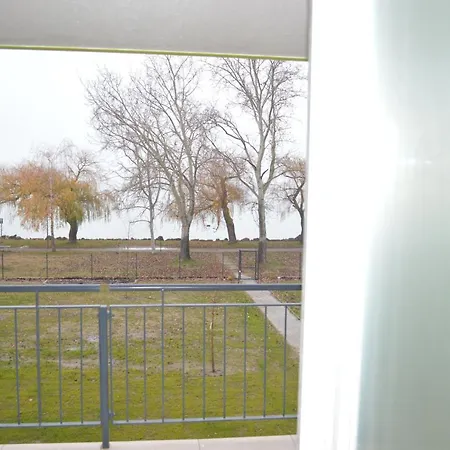 Διαμέρισμα Ezuestpart Granada 2 Koezvetlen Vizparti Apartman
